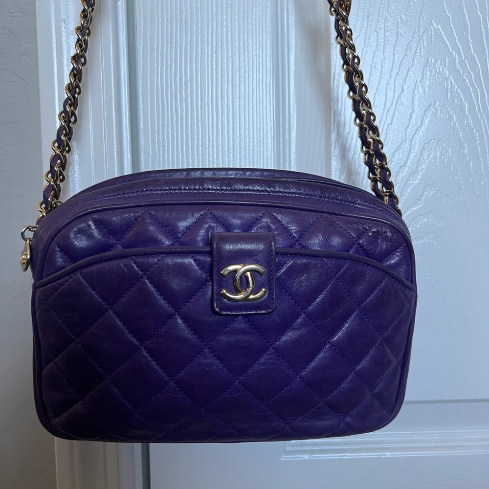 100% AUTHENTIC Chanel side bag.